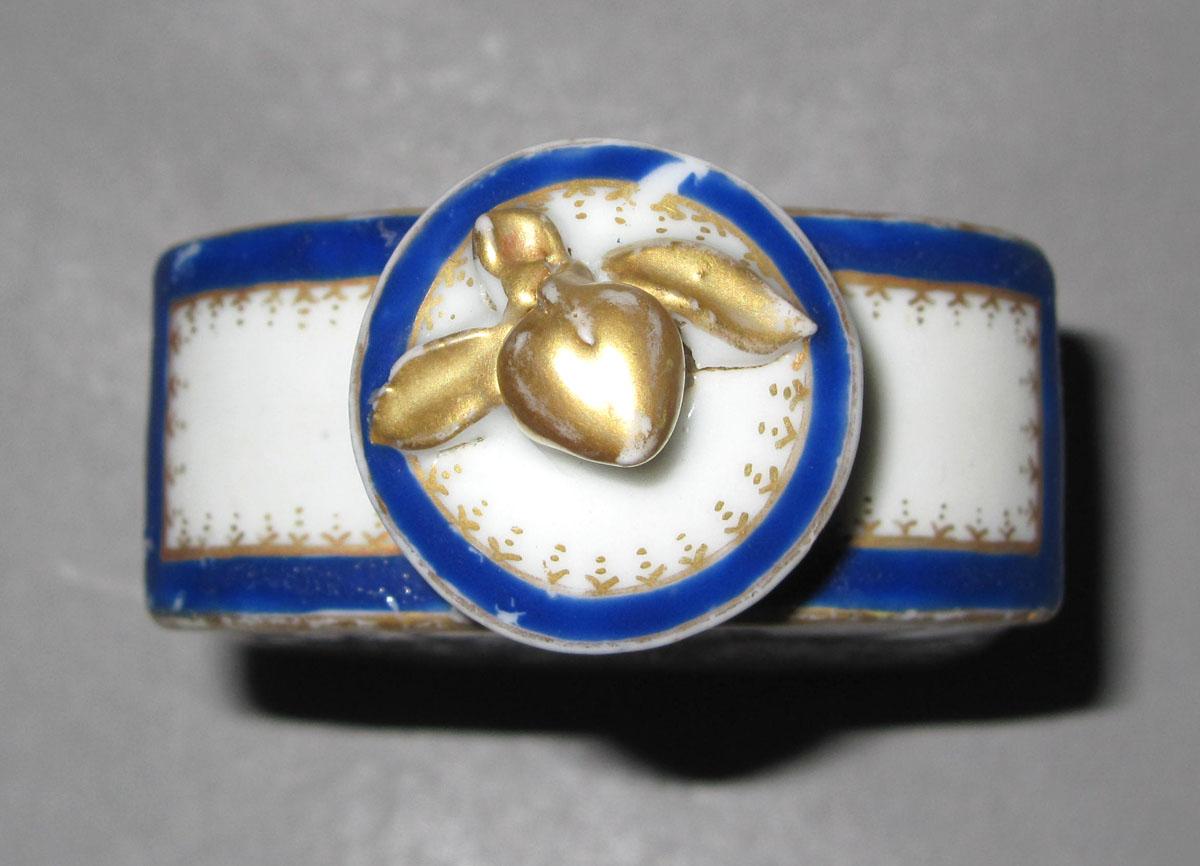 1966.0591.007 A,B Porcelain tea cannister top