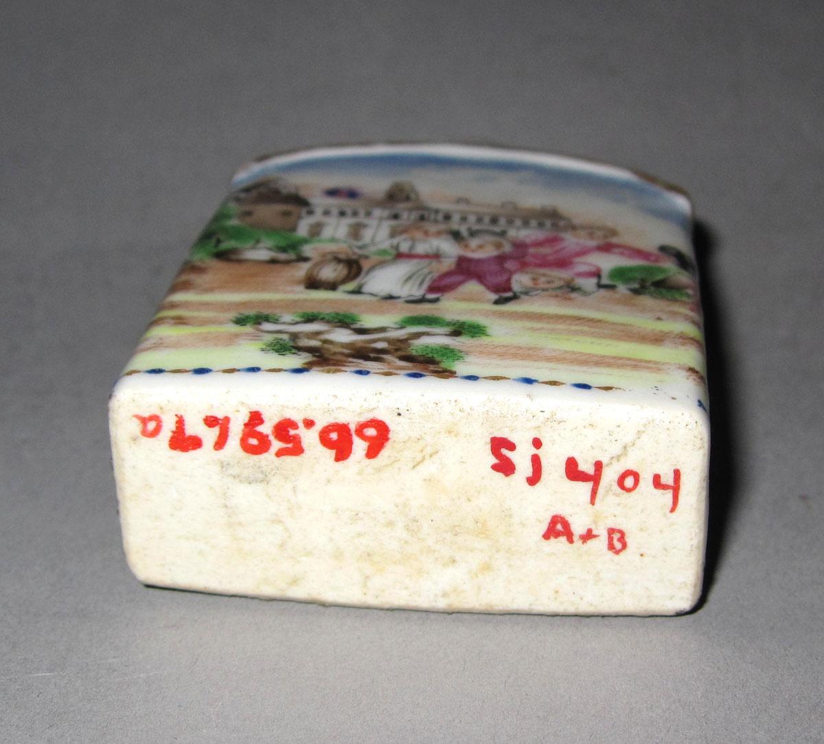 1966.0591.007 A Porcelain tea cannister underside