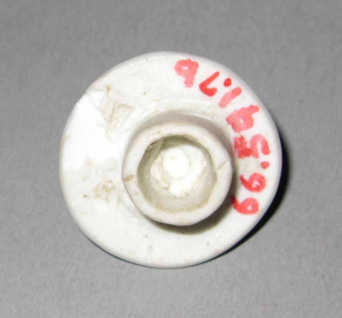 1966.0591.007 B Porcelain tea cannister lid underside
