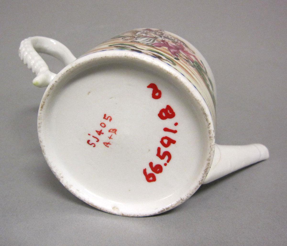 1966.0591.008 A Porcelain teapot underside