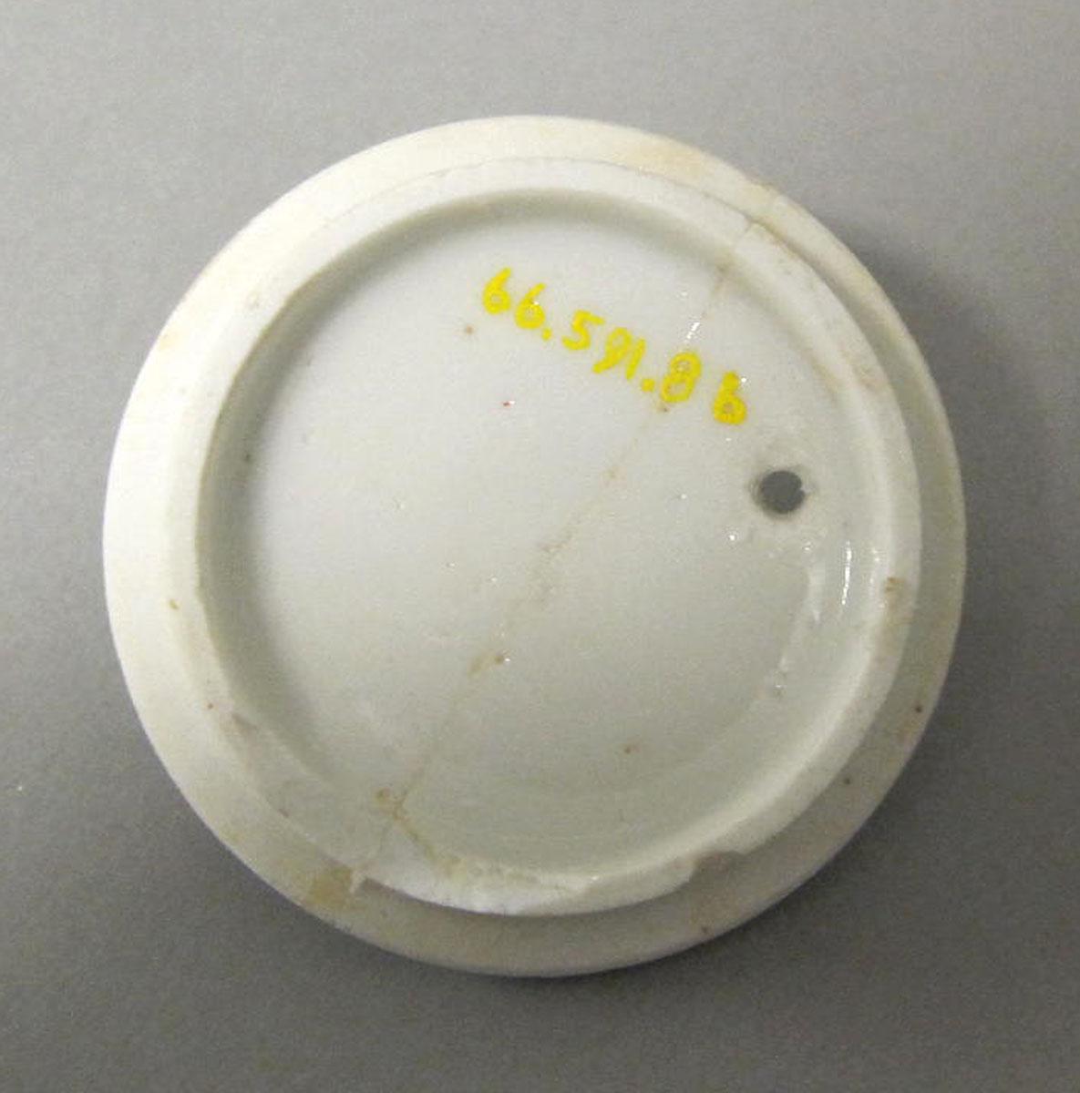 1966.0591.008 B Porcelain teapot underside