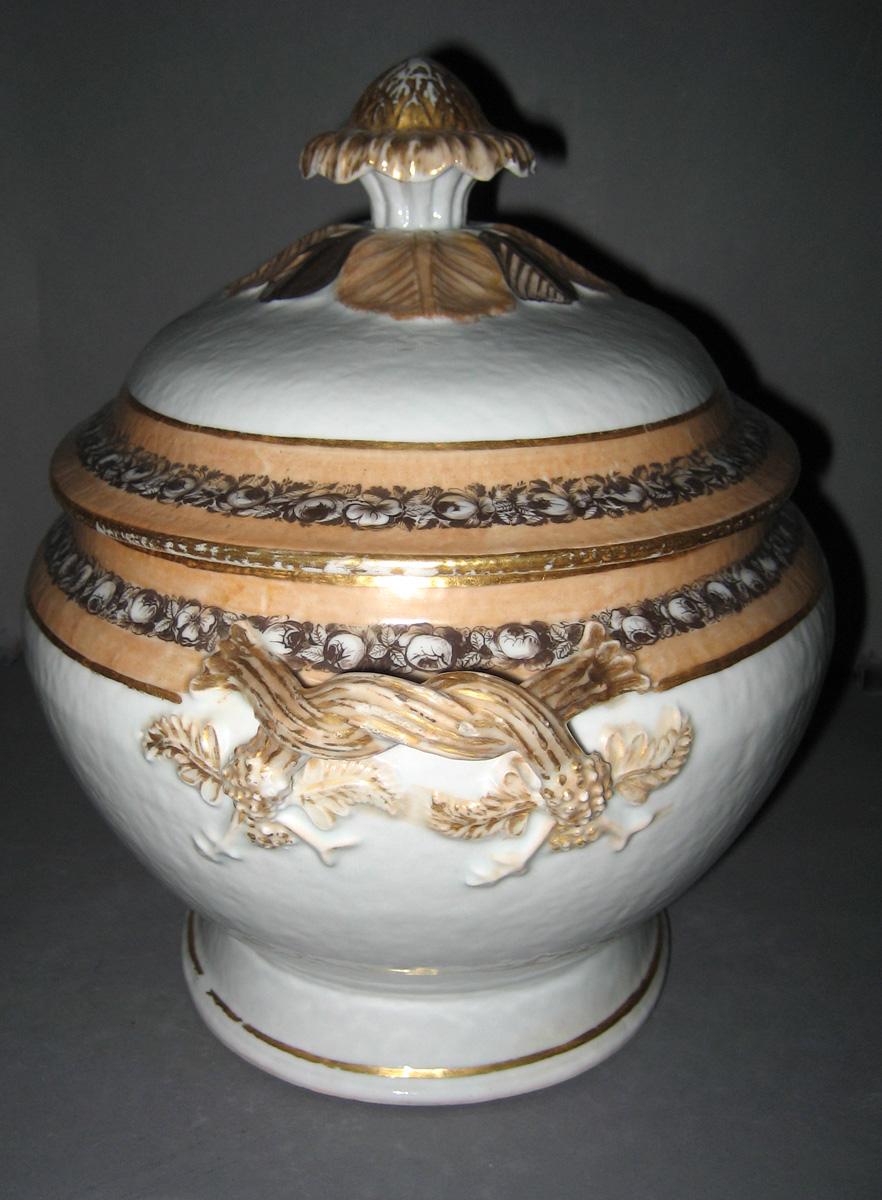 1966.0593.018 A, B Porcelain Tureen side view
