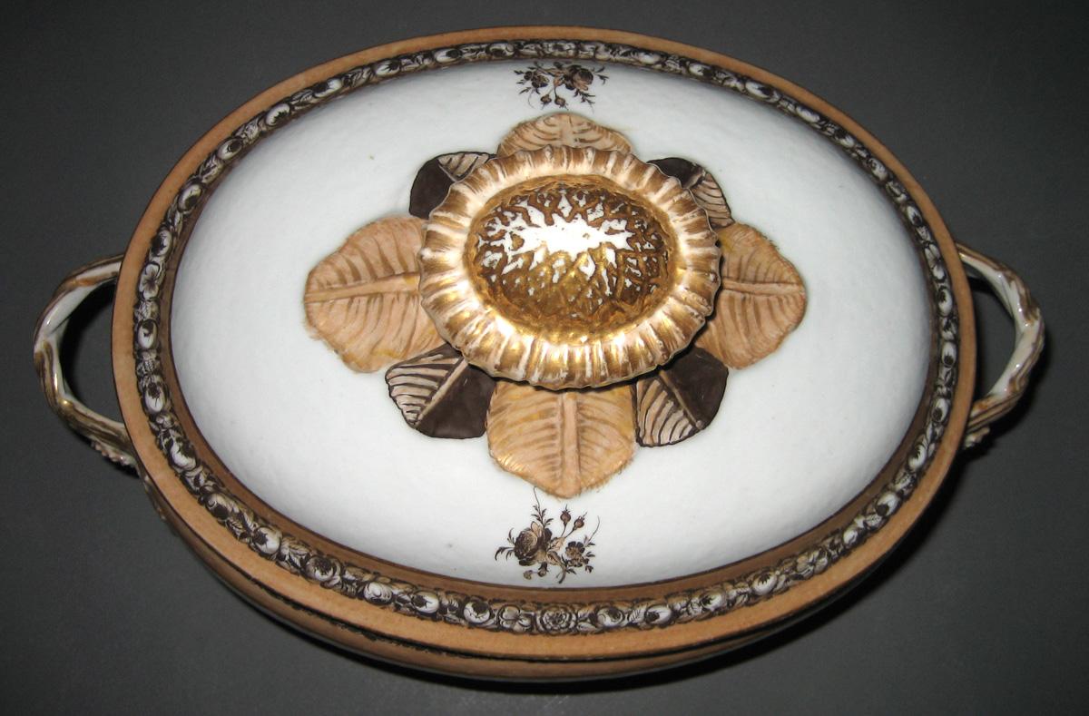 1966.0593.018 A, B Porcelain Tureen top view