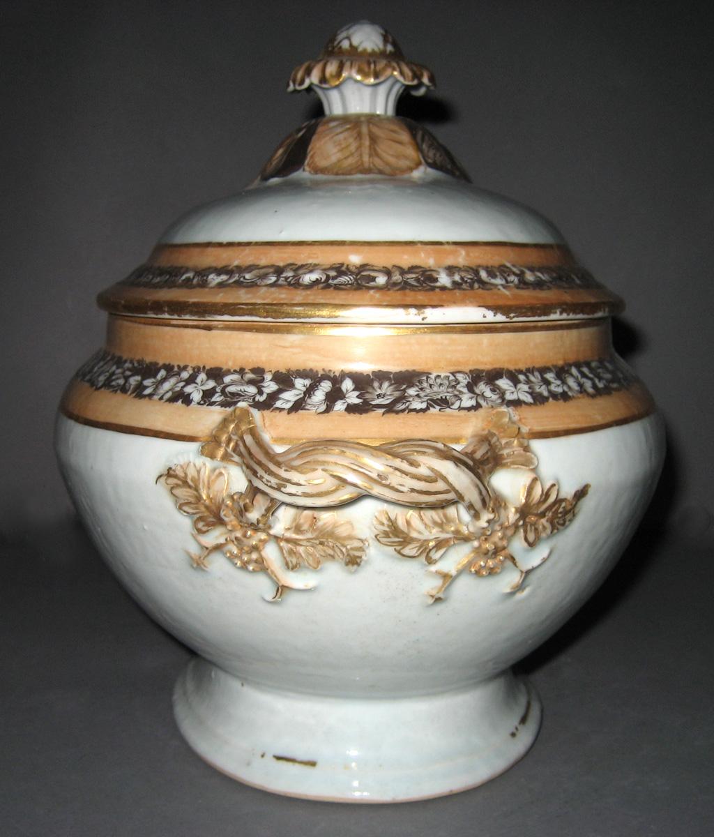 1966.0593.019 A, B Porcelain Tureen side view