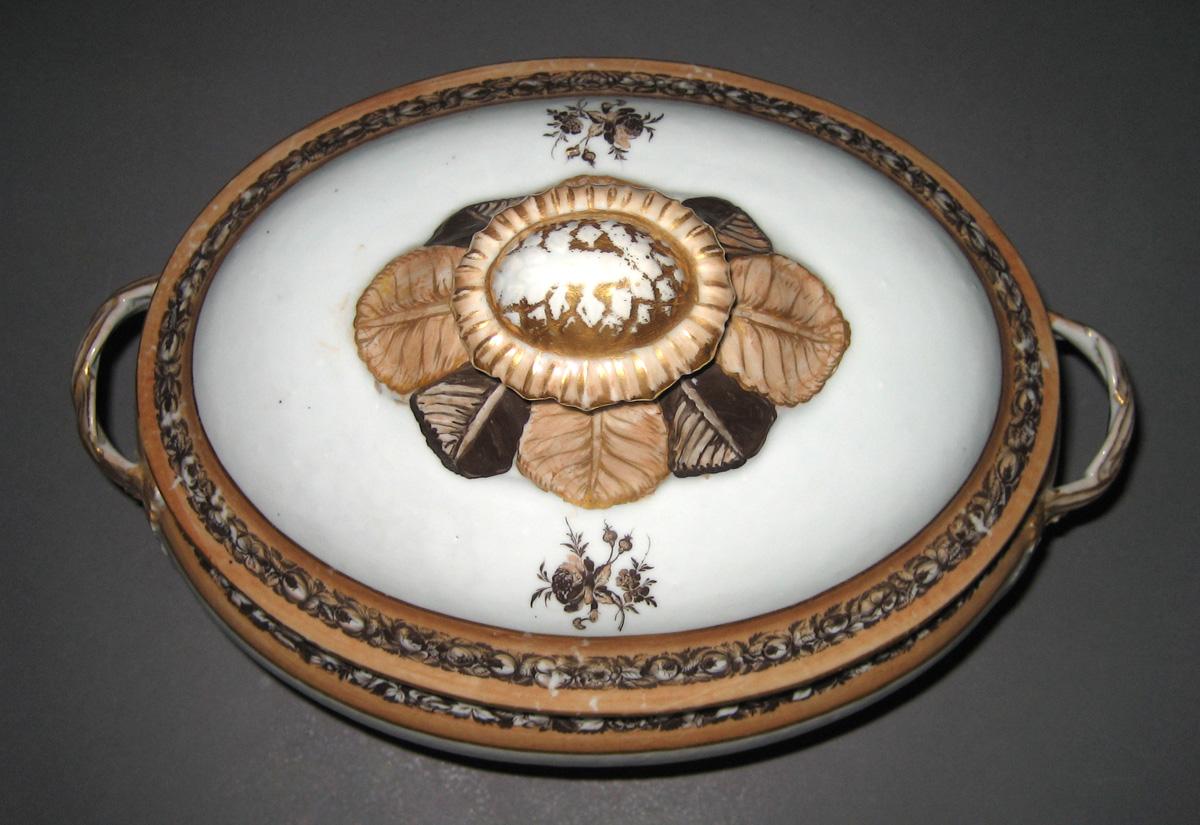 1966.0593.019 A, B Porcelain Tureen top view