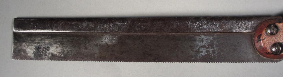 1957.0026.023 Dovetail saw, blade side 1