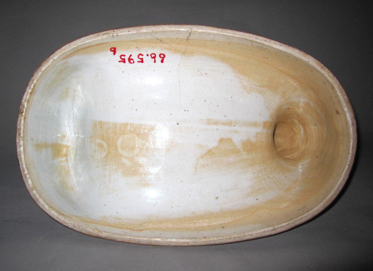 1966.0595 B Porcelain goose tureen underside