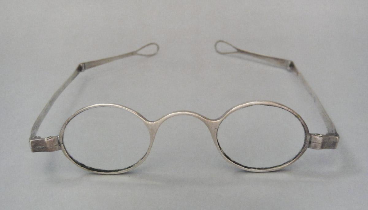 1966.0601 A Spectacles, view 1