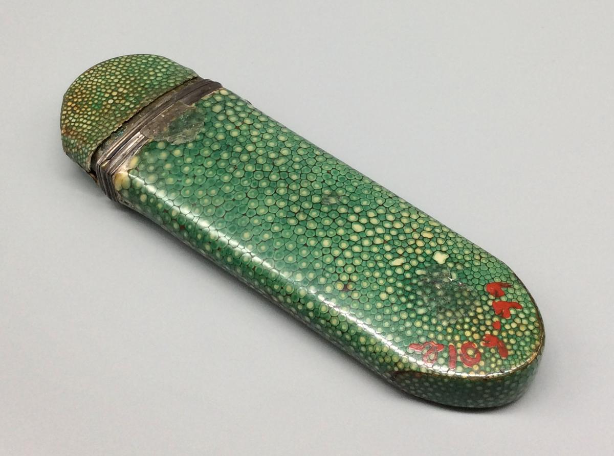 1966.0601 B Spectacles case, view2