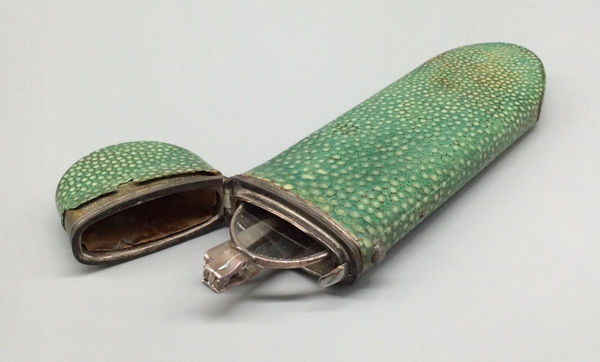 1966.0601 B Spectacles case, view3