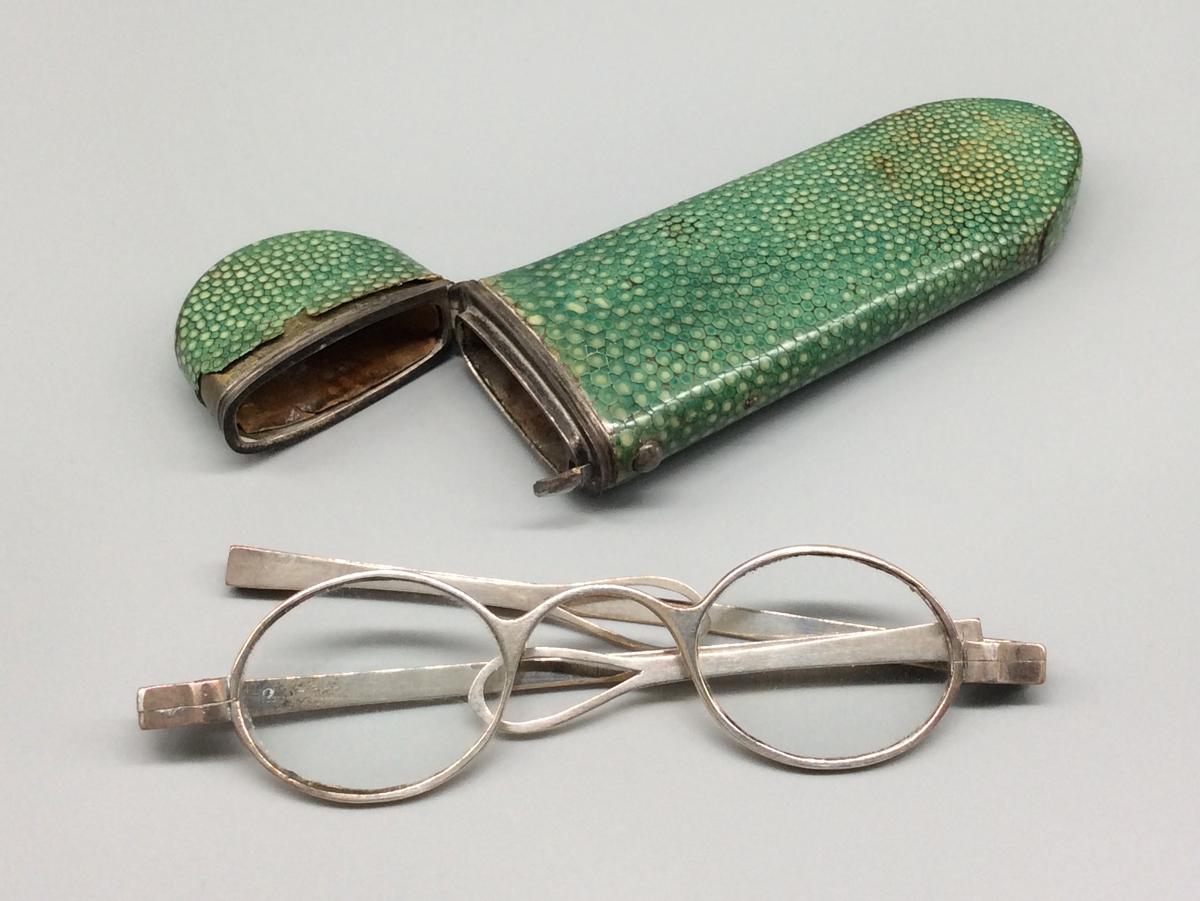 1966.0601 A-B Spectacles and Spectacles case, view 1