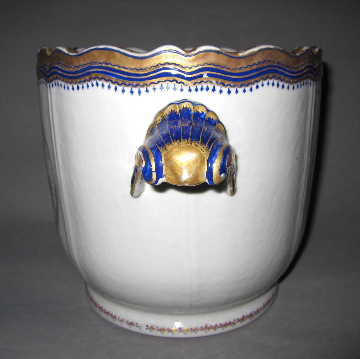 1966.0607.001 Porcelain wine cooler handle