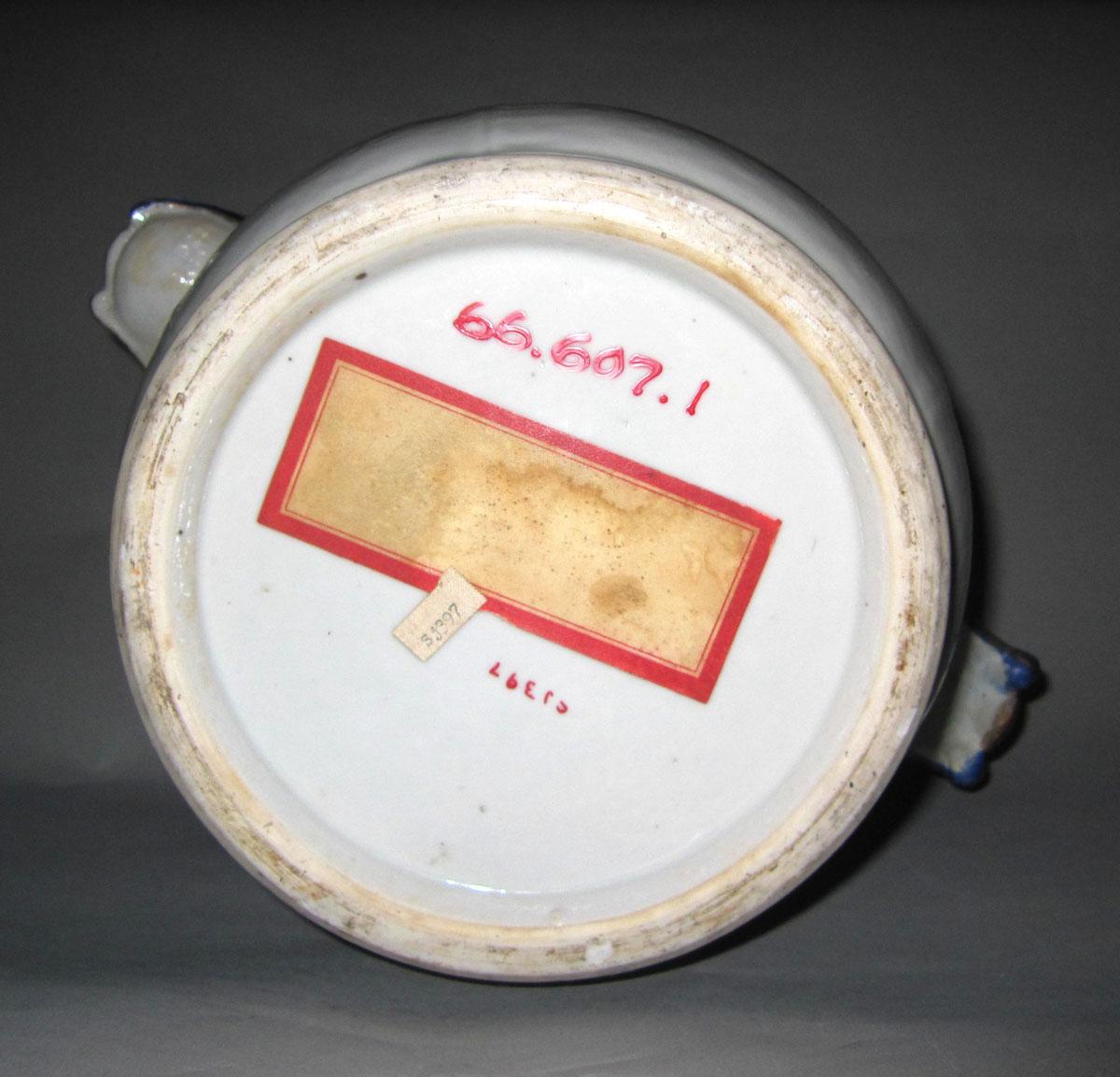 1966.0607.001 Porcelain wine cooler underside