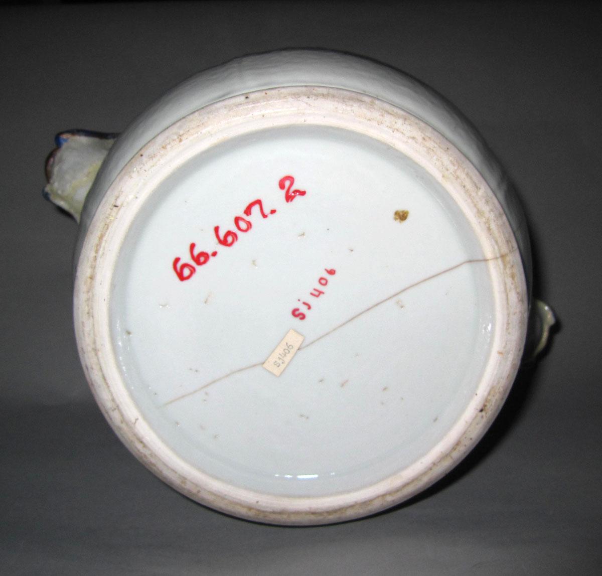 1966.0607.002 Porcelain wine cooler underside