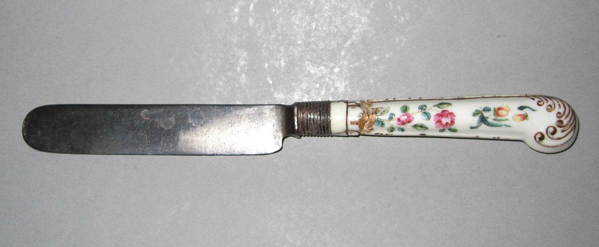 1966.0608.001 Porcelain-handled knife