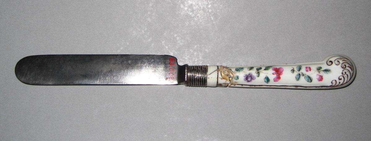 1966.0608.001 Porcelain-handled knife view 2