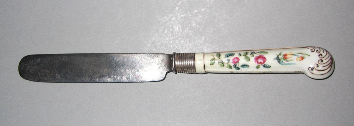 1966.0608.002 Porcelain-handled knife