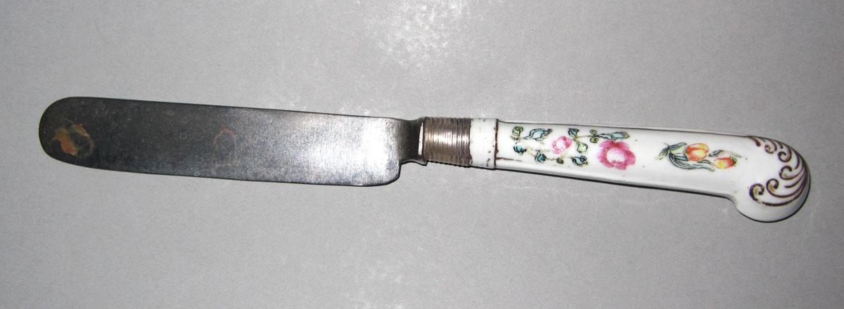 1966.0608.003 Porcelain-handled knife