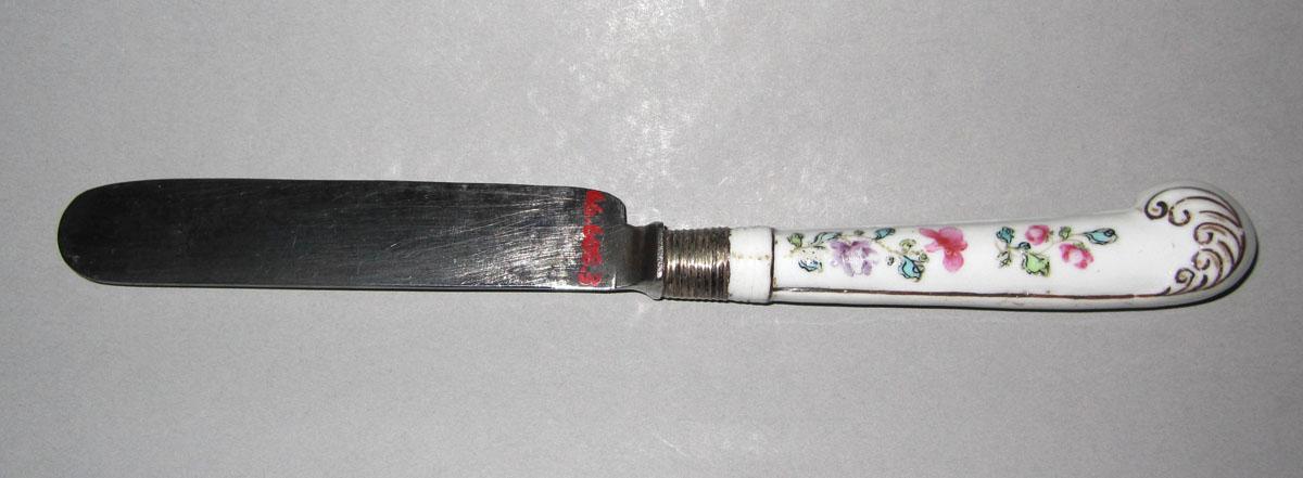 1966.0608.003 Porcelain-handled knife view 2