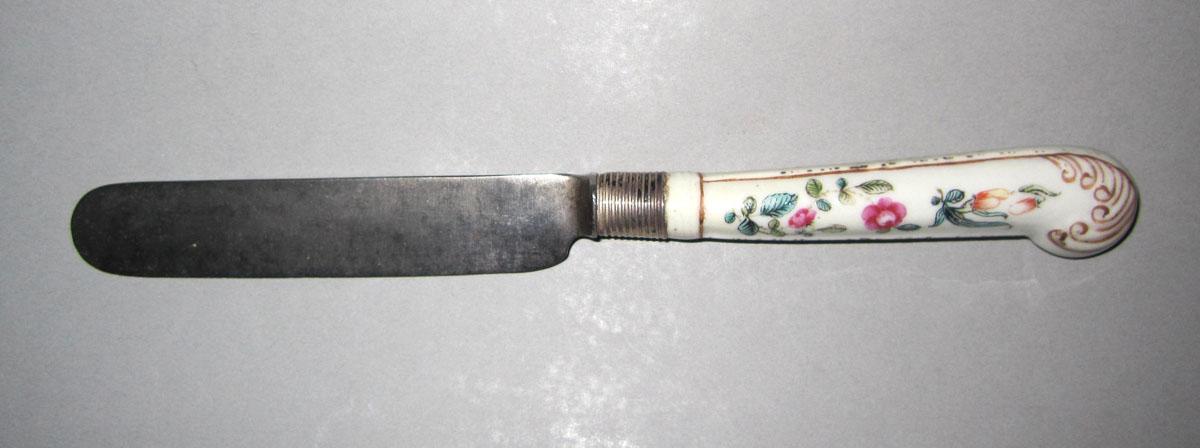 1966.0608.004 Porcelain-handled knife