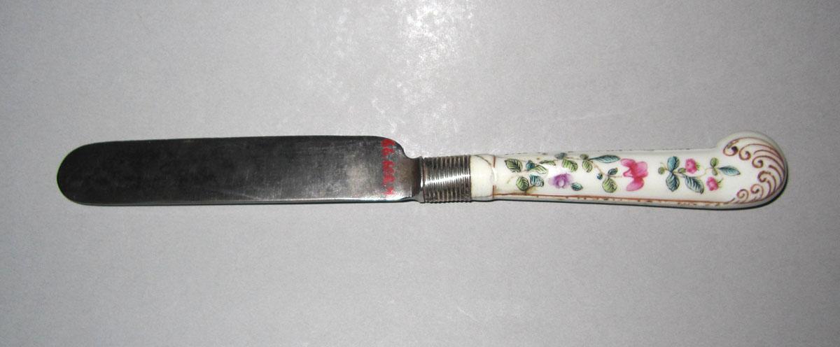 1966.0608.004 Porcelain-handled knife view 2