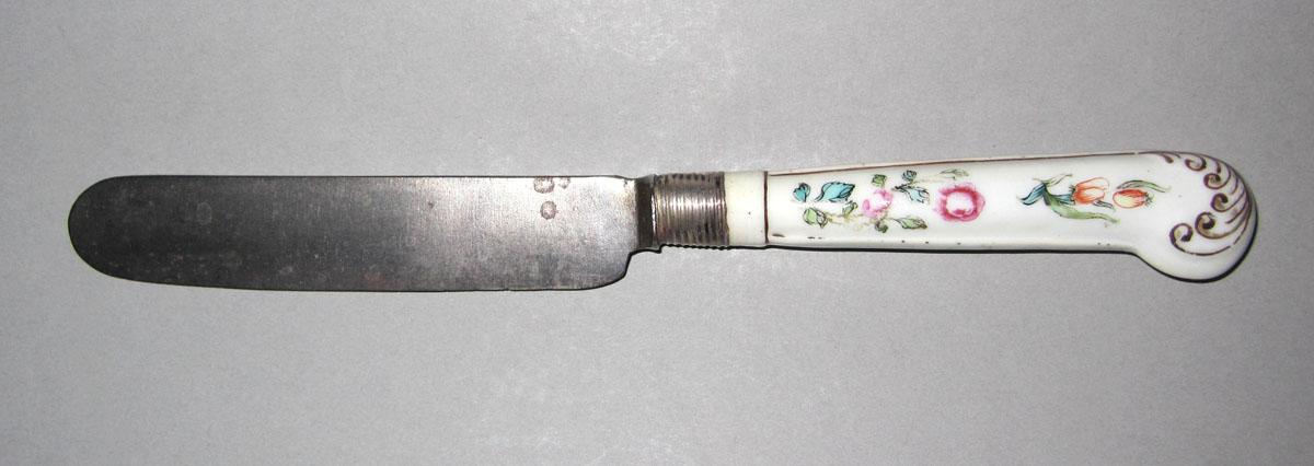 1966.0608.005 Porcelain-handled knife