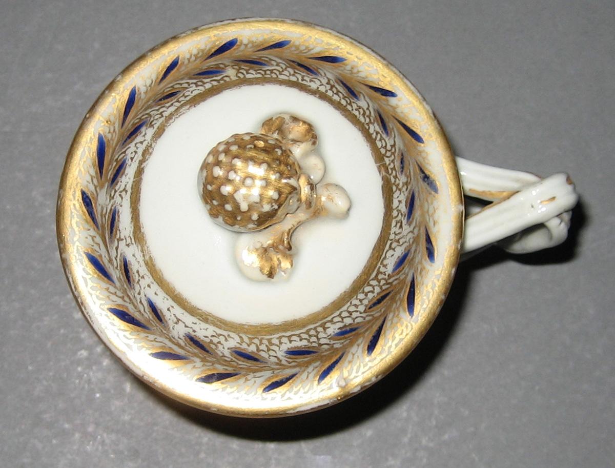 1966.0610.038 A, B Porcelain Pot de creme top