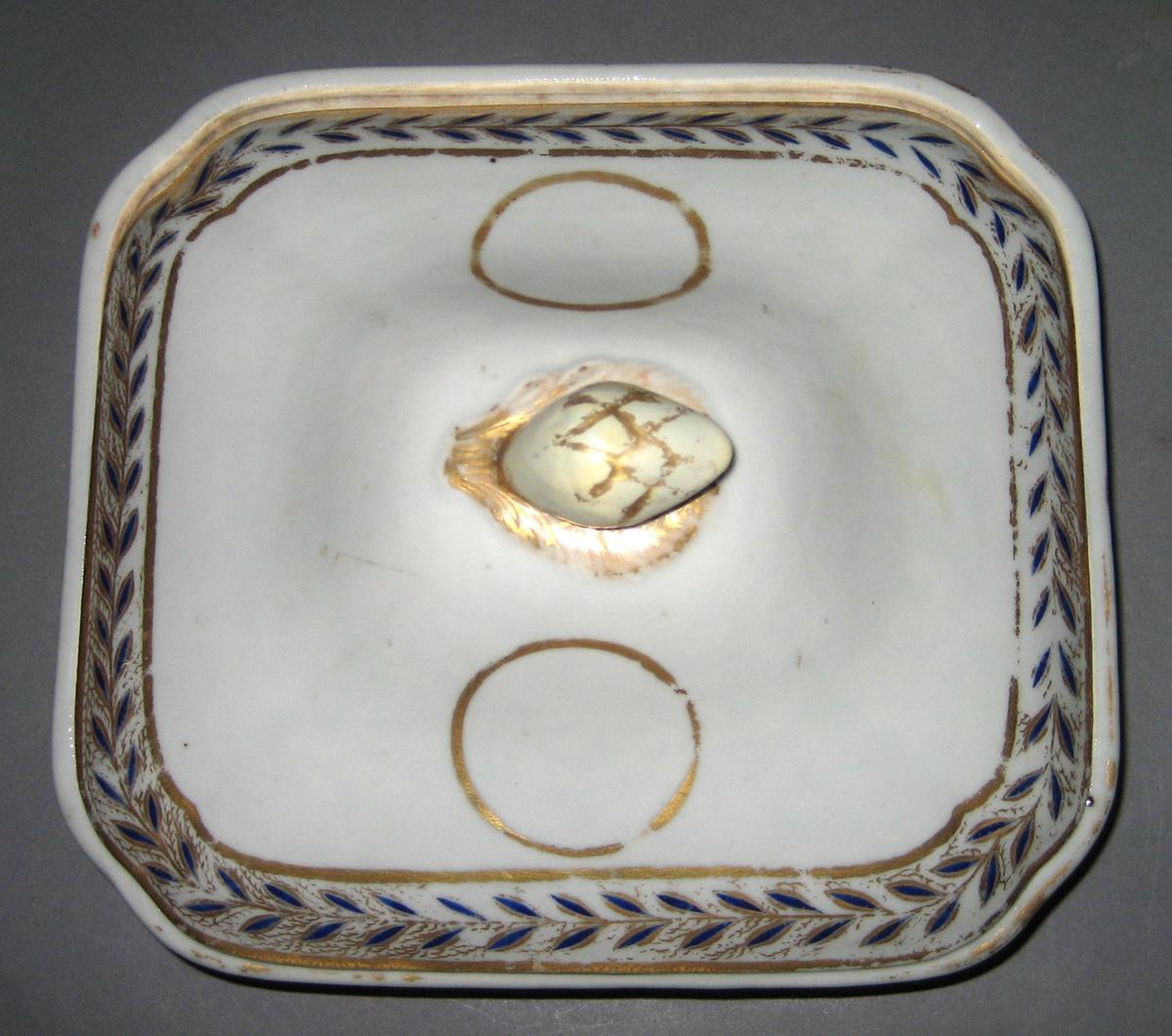 1966.0610.039 A, B Porcelain Dish and Cover top view