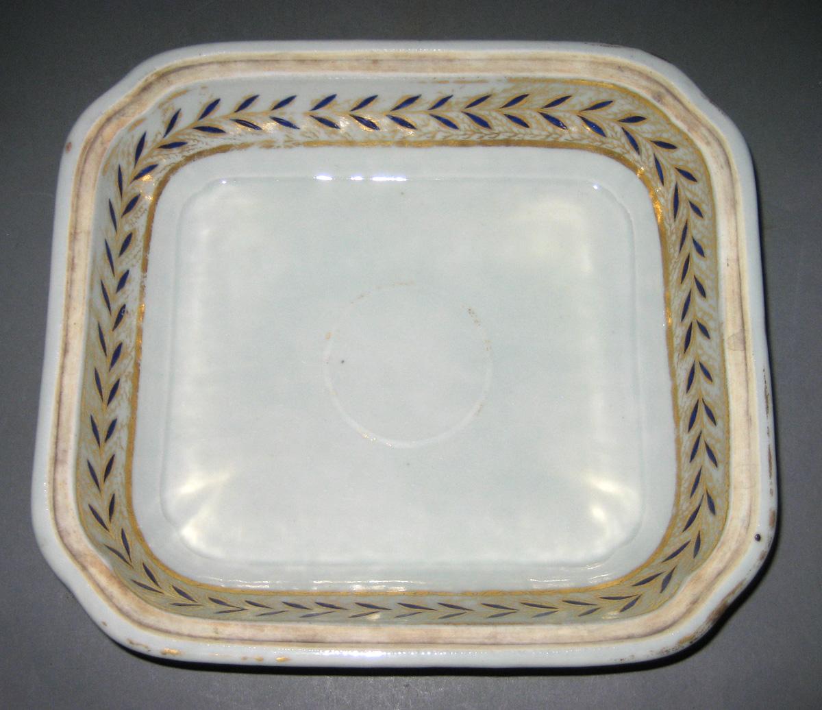1966.0610.039 A, B Porcelain Dish and Cover interior