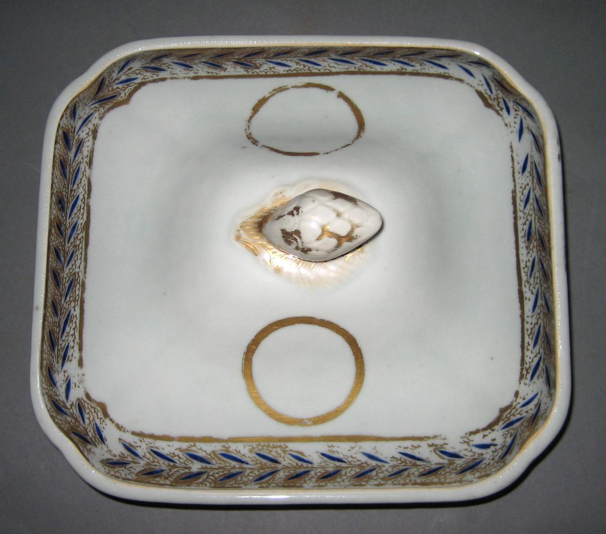 1966.0610.040 A, B Porcelain Dish and Cover top view