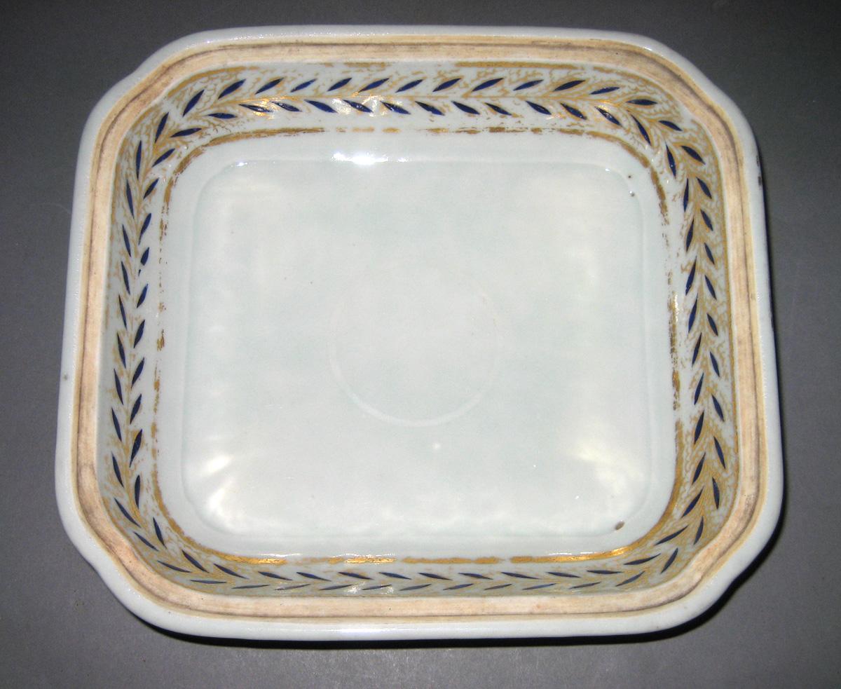 1966.0610.040 A, B Porcelain Dish and Cover interior