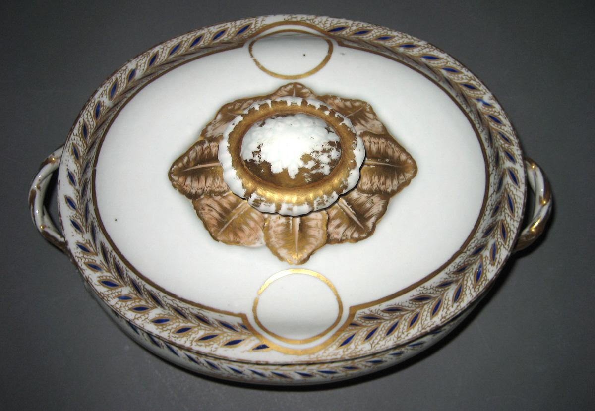 1966.0610.044 A, B Porcelain Tureen top view