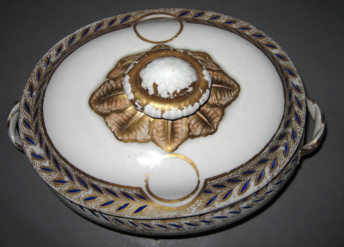 1966.0610.045 A, B Porcelain Tureen top view