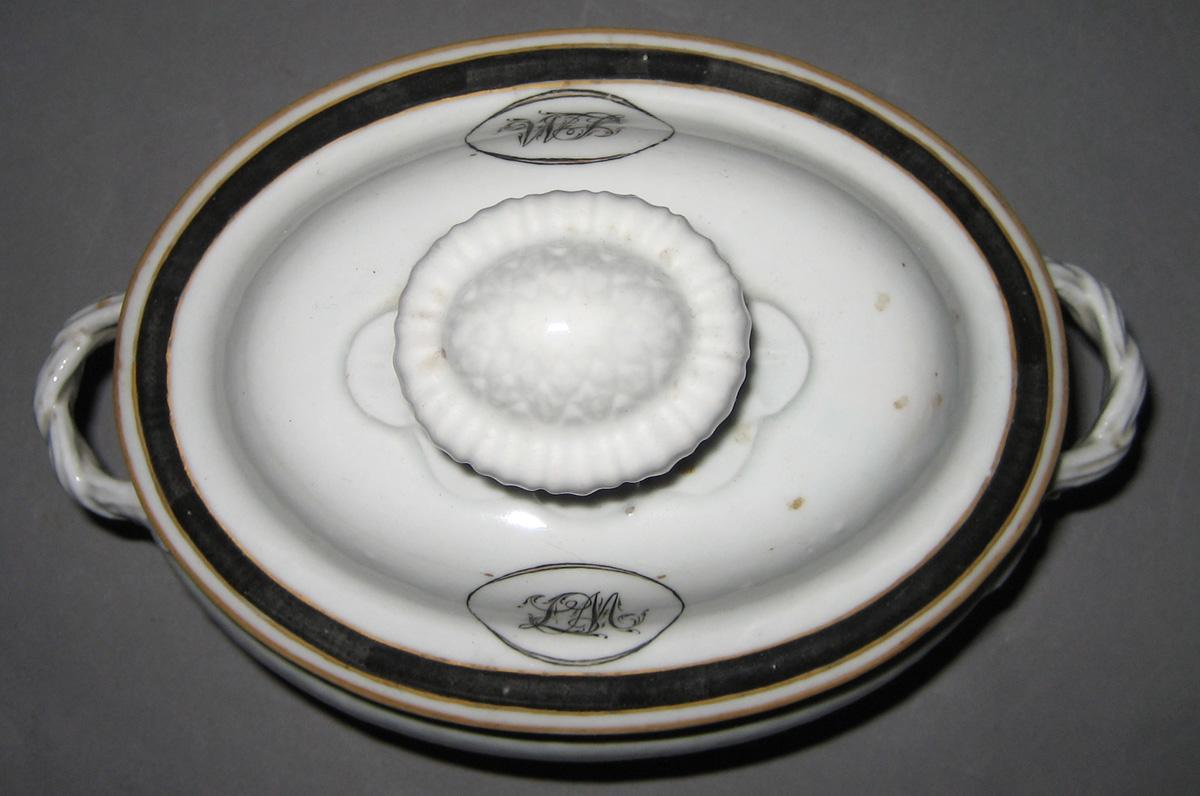 1966.0613.002 A, B Porcelain Tureen top view