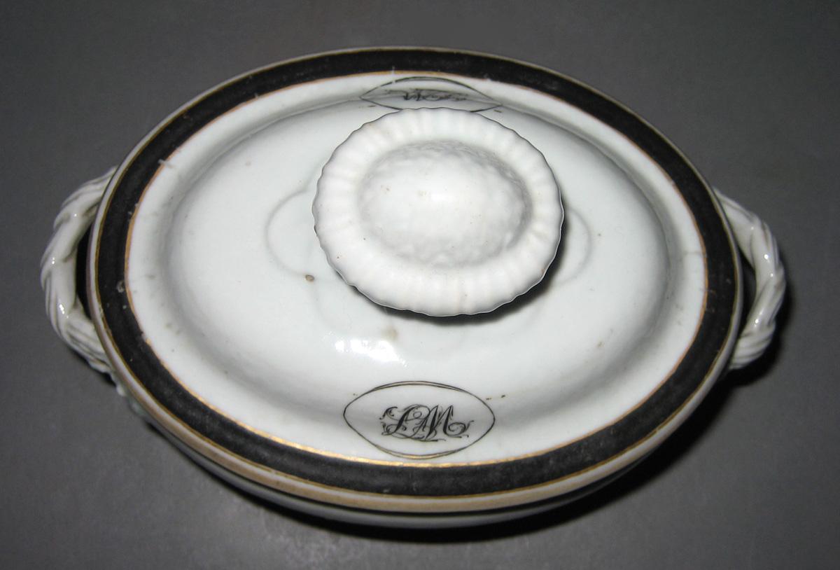 1966.0613.003 A, B Porcelain Tureen top view