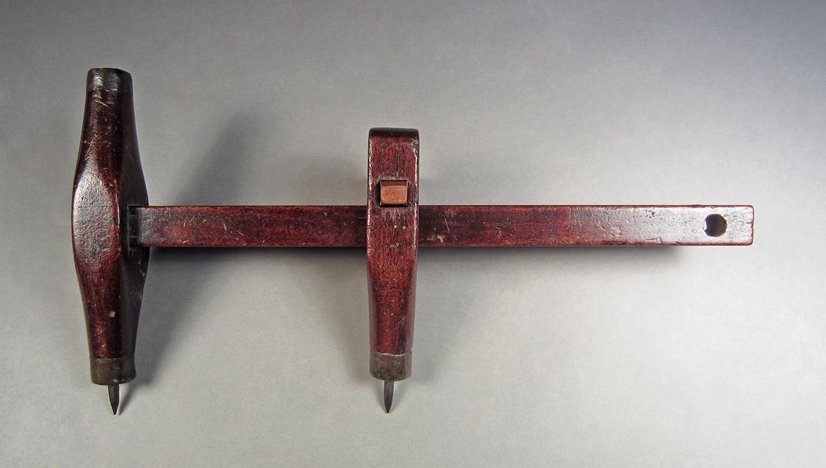 1957.0026.033 A-C, Gauge, side 1