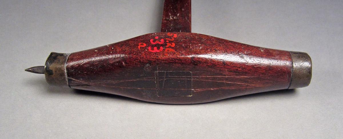1957.0026.033 A, Gauge, end side 3