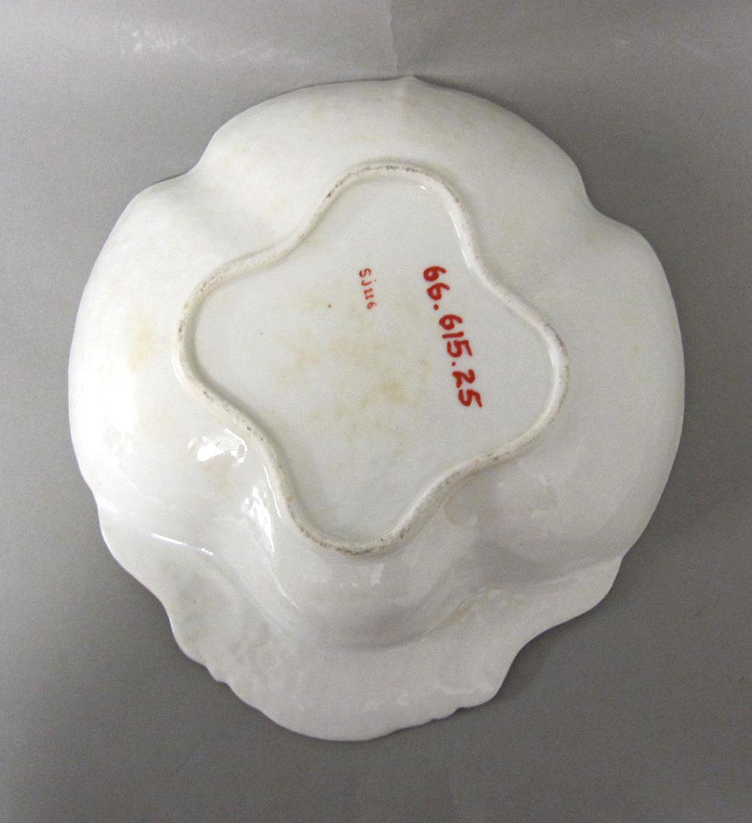 1966.0615.025 Porcelain dish underside