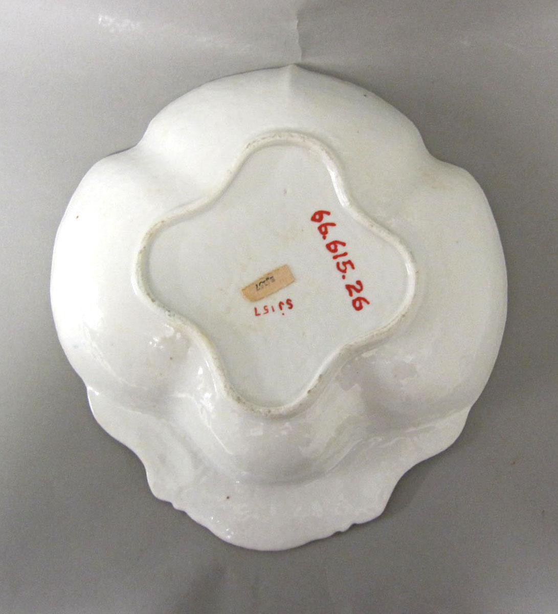 1966.0615.026 Porcelain dish underside