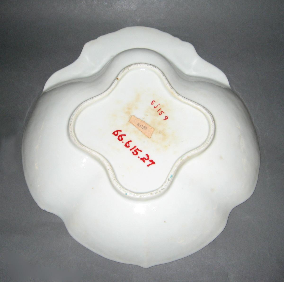 1966.0615.027 Dish underside
