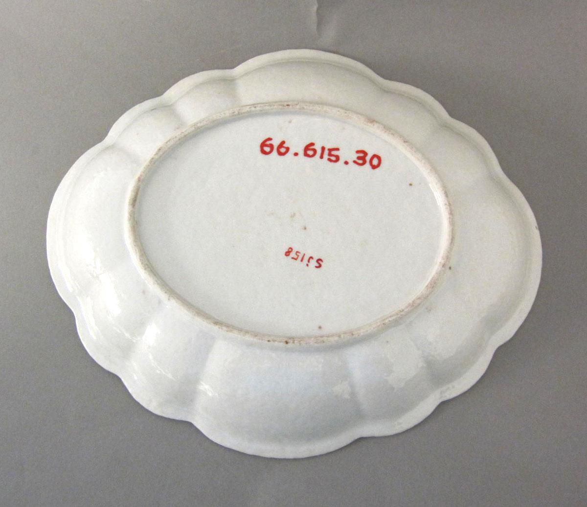 1966.0615.030 Porcelain dish underside