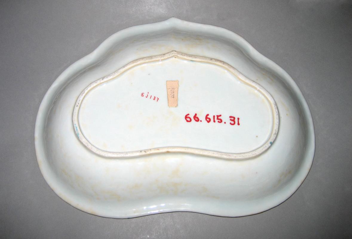 1966.0615.031 Dish underside