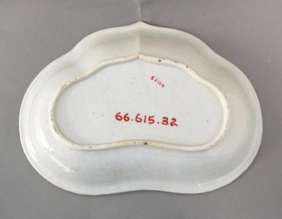1966.0615.032 Porcelain dish underside