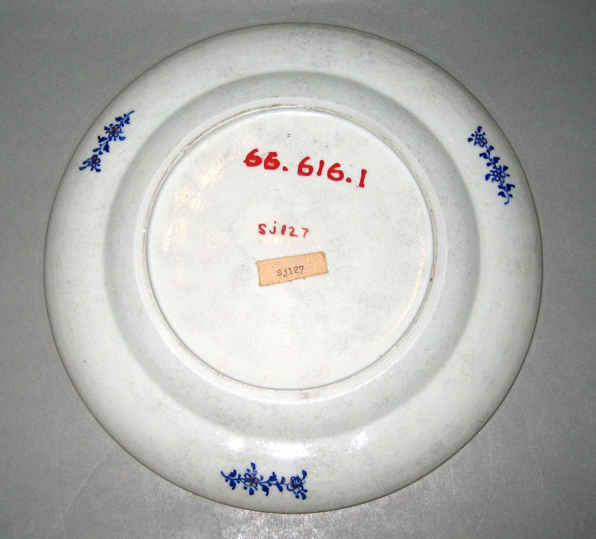 1966.0616.001 Porcelain plate underside