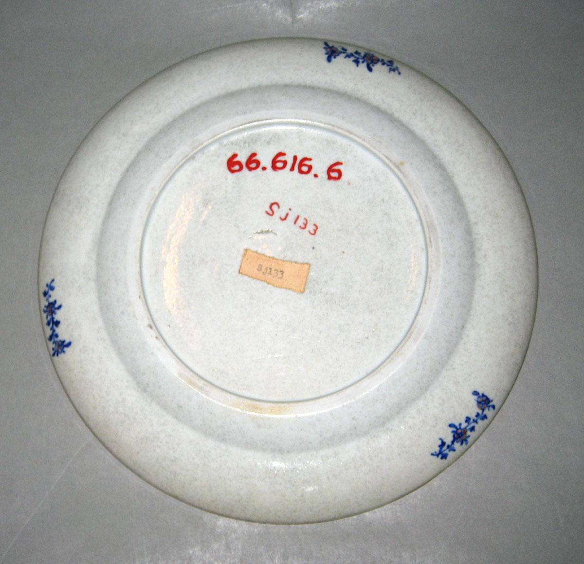 1966.0616.006 Porcelain plate underside