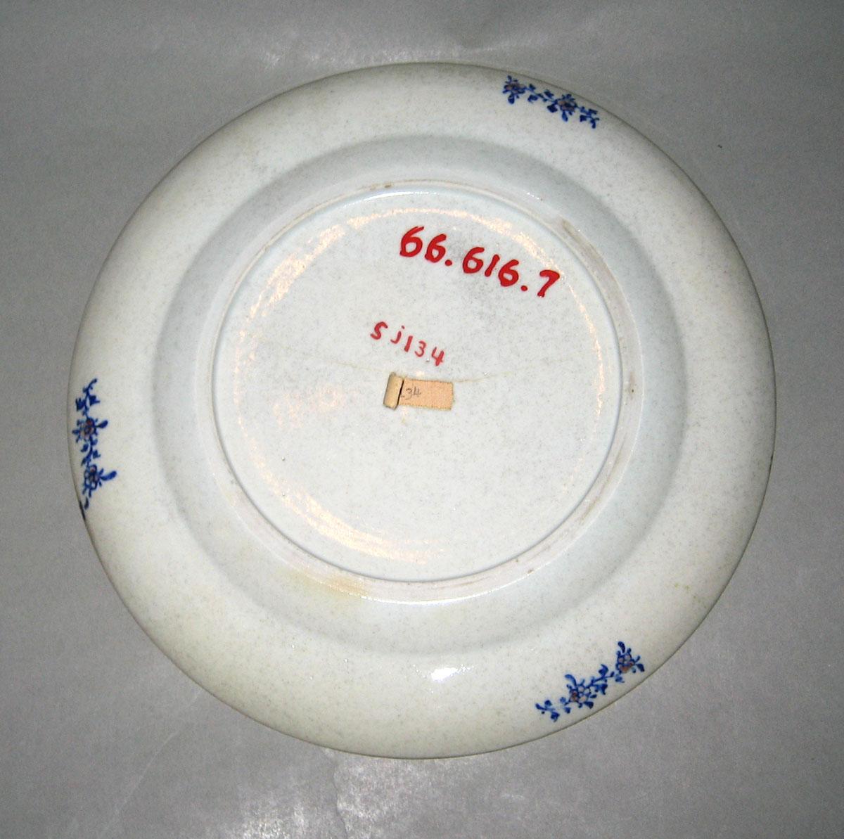 1966.0616.007 Porcelain plate underside