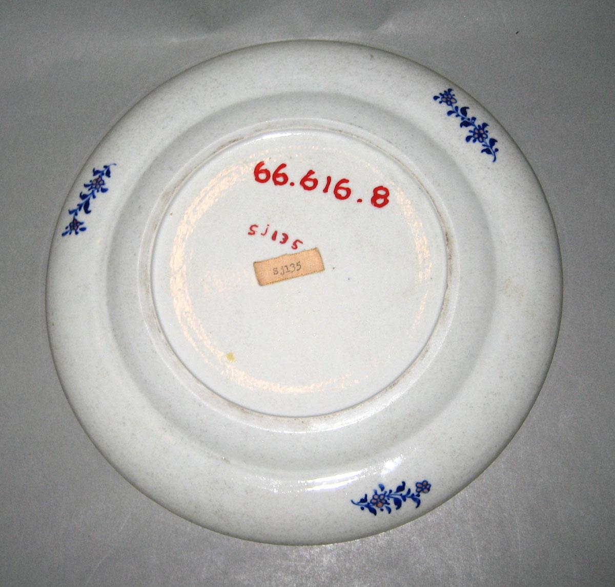 1966.0616.008 Porcelain plate underside