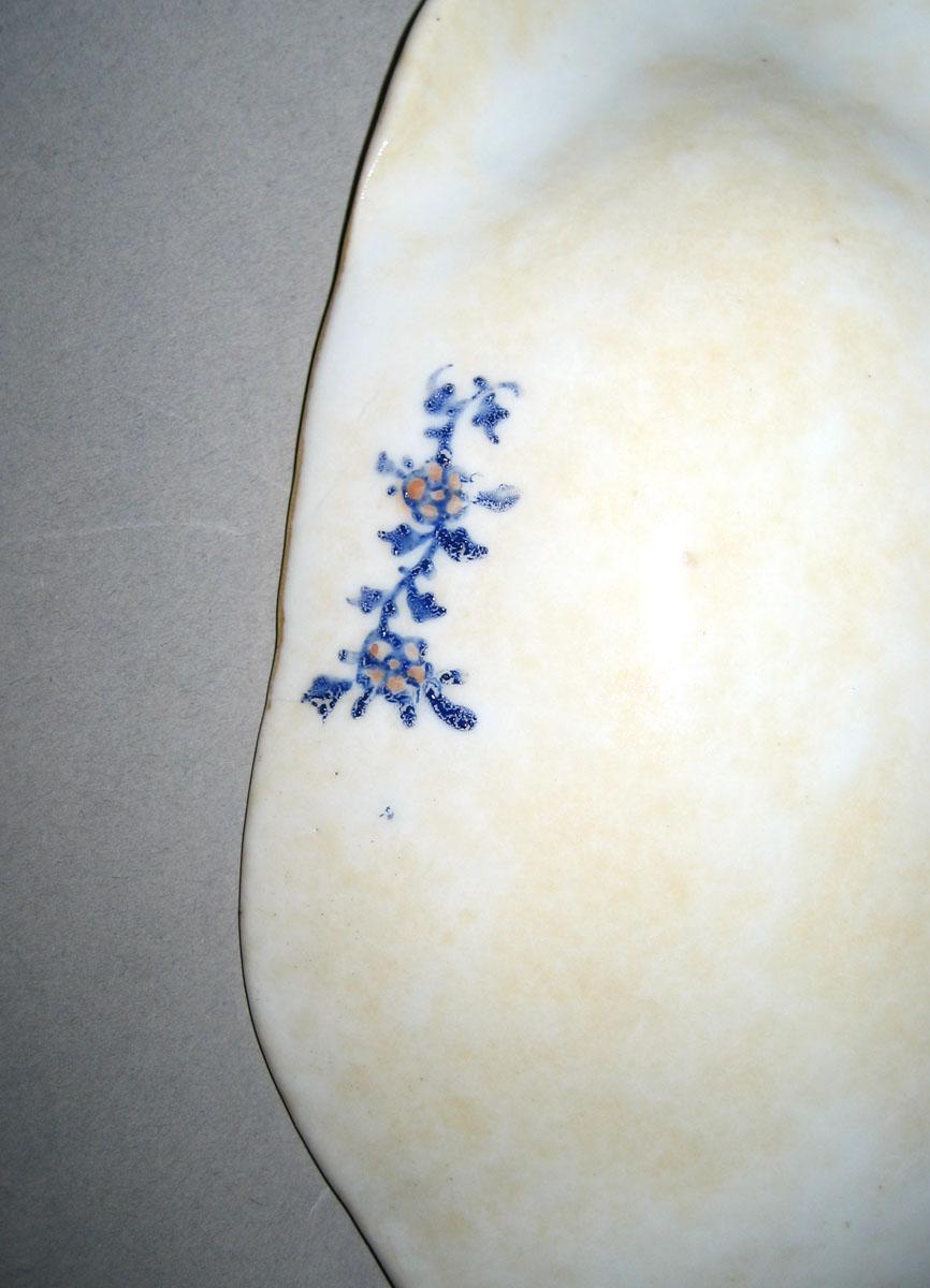 1966.0616.011 Porcelain dish detail