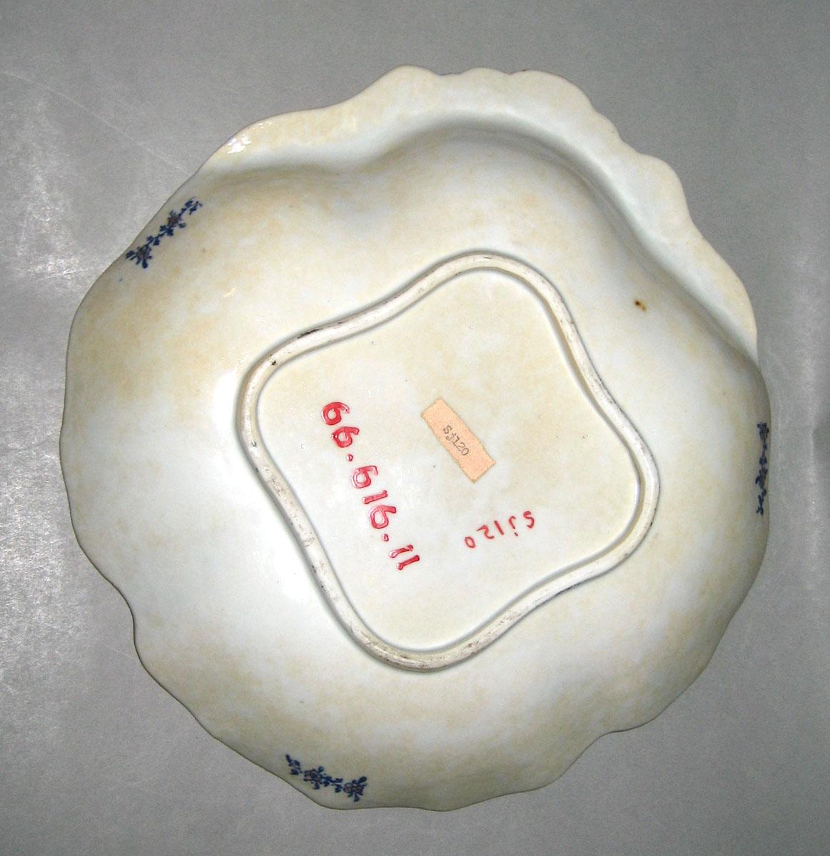 1966.0616.011 Porcelain dish underside