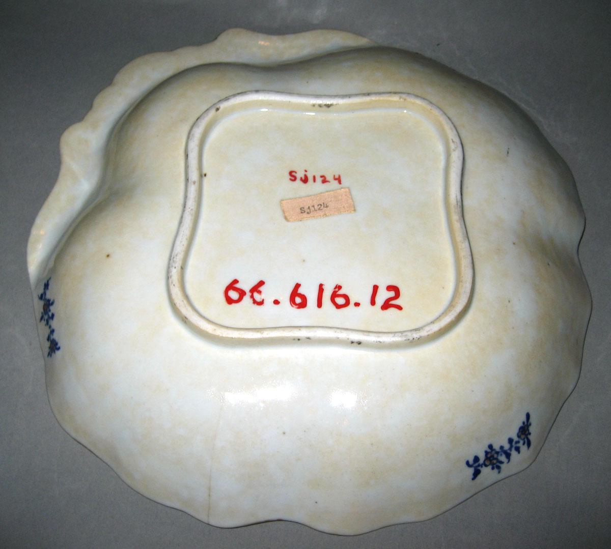 1966.0616.012 Porcelain dish underside